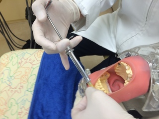 左下前歯の麻酔ポジショニング